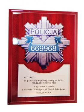Pamiątka wspólnej służby w Policji - ryngraf drewniany z odznaką